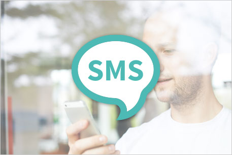 Unified Messaging Bausteine - SMS - Bild farbig, Mann mit Handy